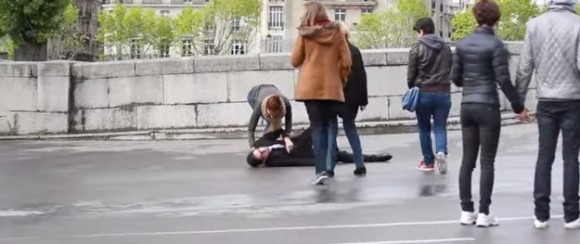 【実験】男性が苦しみながら倒れている!浮浪者風と紳士風で人々の反応は変わるのか?→その結果…