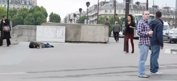 【実験】男性が苦しみながら倒れている!浮浪者風と紳士風で人々の反応は変わるのか?→その結果…