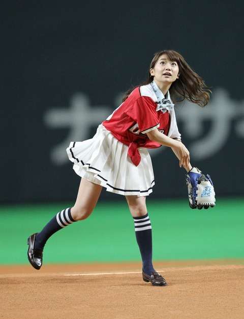 益若つばさが人生初の始球式！有吉弘行から「パンチラ」指令も