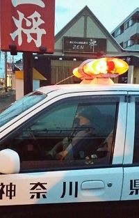 神奈川県警の警察官、パトカーで、居眠りしてる姿を撮られる: 痛いニュース：トホホな出来事　