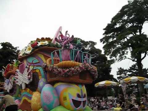 TDL2011イースターワンダーランド 鴨の親子がパレードを横切るの巻 - YouTube