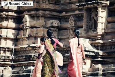 【衝撃】インド女性が裸で市内を引き回され、夫を含む10人に集団レイプされる