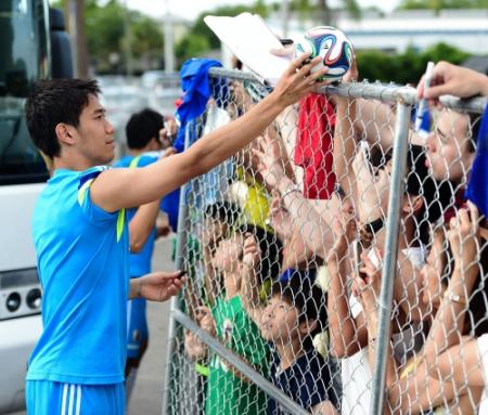 【サッカー】内田篤人、急に開いたバスのドアに顔面をぶつける瞬間を撮られるww