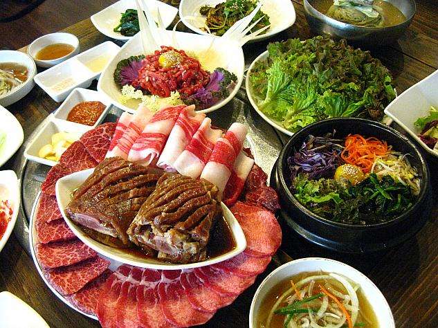 焼き肉屋で絶対食べるメニューは？ 1位は○○！