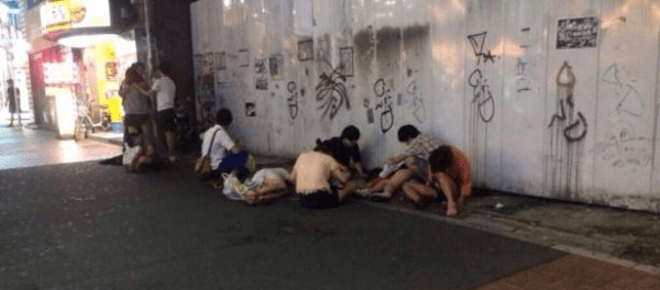 新宿コマ劇場前で女子大生が集団昏倒する異常事態が発生、男子生徒は比較的軽症