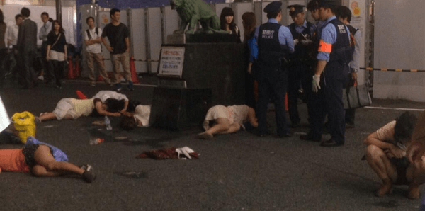 新宿コマ劇場前で女子大生が集団昏倒する異常事態が発生、男子生徒は比較的軽症