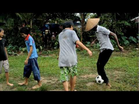 K'NAAN - Wavin' Flag (Coca-Cola Celebration Mix) - YouTube