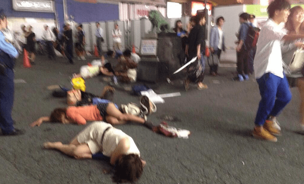 新宿コマ劇場前で女子大生が集団昏倒する異常事態が発生、男子生徒は比較的軽症