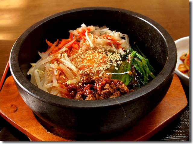 焼き肉屋で絶対食べるメニューは？ 1位は○○！