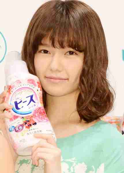AKB48島崎遥香、写真集で“犬コスプレ”披露　AKBが水着姿で犬と熱いたわむれ