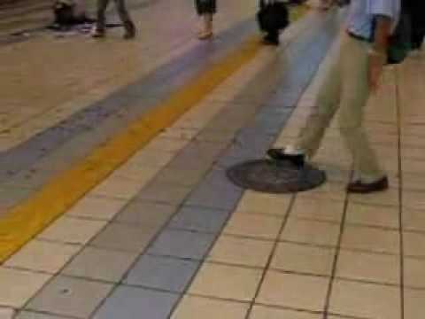 ゴキブリの大群 - YouTube