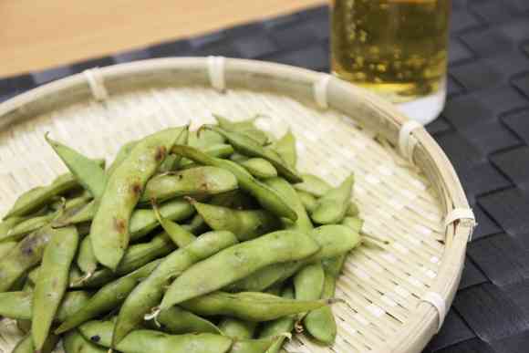 【史上最強のビールのおつまみ】枝豆は “フライパンで蒸し焼き” にするとおいしくなりすぎるので注意！　本気で注意!! | Pouch［ポーチ］