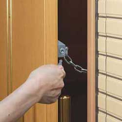 在宅中に玄関の鍵ってかけてますか？