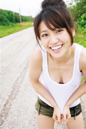 「AKBが着ている水着は胸パッドがいっぱい入るやつ」 岡本夏生が『5時に夢中！』で突然、水着解説をはじめる