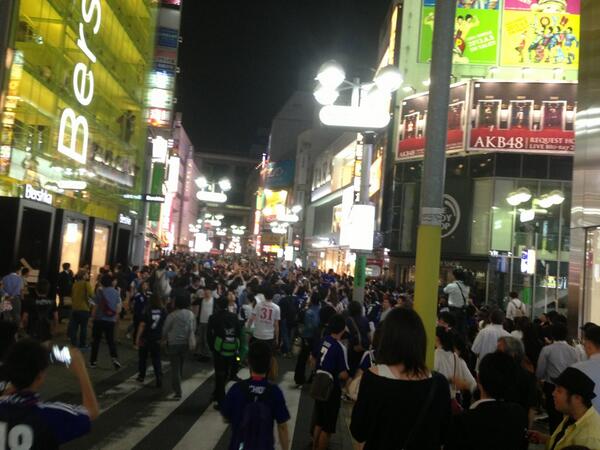 日本W杯出場決定！ 熱狂の渋谷で「DJ警官」の粋な仕切りが注目される