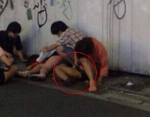 新宿コマ劇場前で女子大生が集団昏倒する異常事態が発生、男子生徒は比較的軽症