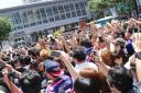 渋谷スクランブル交差点　ニッポンコールにハイタッチのお祭り騒ぎ ― スポニチ Sponichi Annex サッカー