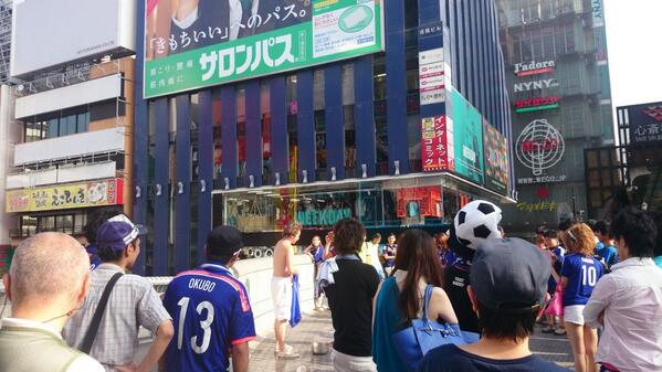 サッカーW杯 日本敗退 → 大阪の道頓堀川に飛び込む若者続出