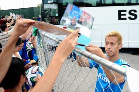 【サッカー】内田篤人、急に開いたバスのドアに顔面をぶつける瞬間を撮られるww