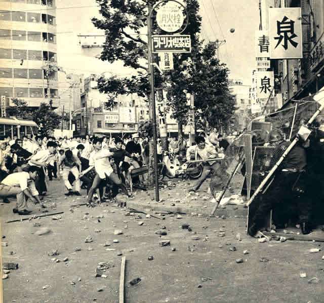 新宿駅南口で「焼身自殺」が発生!集団的自衛権の反対訴えたとの声も