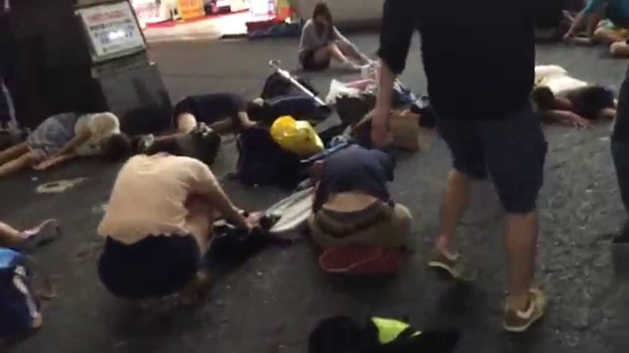 大学生が歌舞伎町の新宿コマ劇場前で倒れる - YouTube