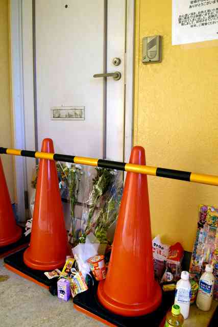 父が部屋の戸に粘着テープ、監禁２年　厚木５歳致死容疑：朝日新聞デジタル