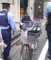 【画像】警官に誘導される子ガモが微笑ましい