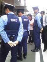 【画像】警官に誘導される子ガモが微笑ましい