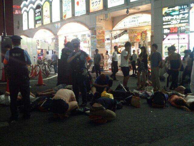 新宿コマ劇場前で女子大生が集団昏倒する異常事態が発生、男子生徒は比較的軽症