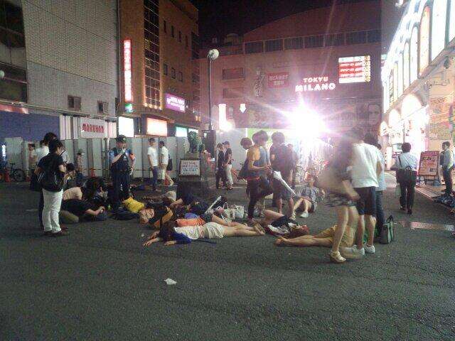 新宿コマ劇場前で女子大生が集団昏倒する異常事態が発生、男子生徒は比較的軽症