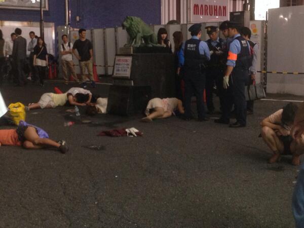 新宿コマ劇場前で女子大生が集団昏倒する異常事態が発生、男子生徒は比較的軽症