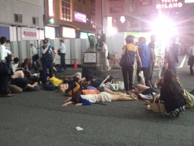 新宿コマ劇場前で女子大生が集団昏倒する異常事態が発生、男子生徒は比較的軽症