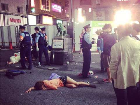 新宿コマ劇場前で女子大生が集団昏倒する異常事態が発生、明大公認のサークルか | BUZZAP！（バザップ！）