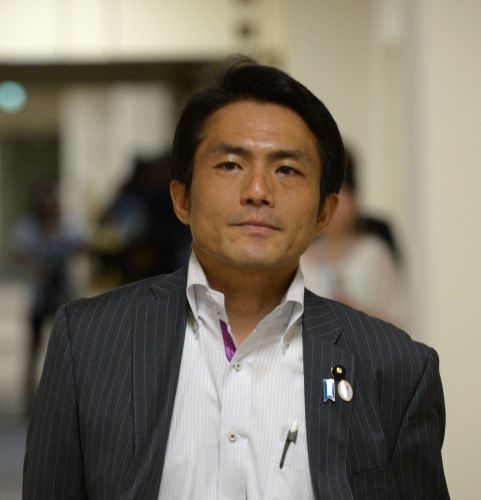 鈴木章浩氏、議員辞職は否定…やじは「結婚してほしい思いから」