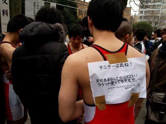 新宿コマ劇場前で女子大生が集団昏倒する異常事態が発生、男子生徒は比較的軽症