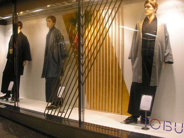 雑すぎる新春初売りのマネキンwww