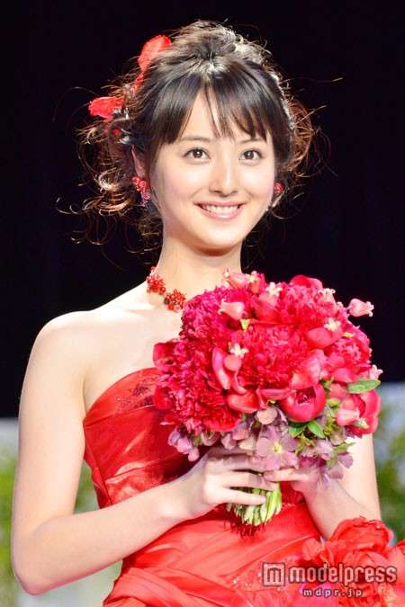 自身がプロデュースしたウエディングドレス姿の佐々木希、可愛すぎてドレスが霞んでる件