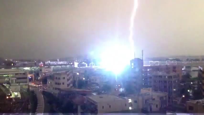 小田急線の列車に雷が落ちる瞬間の動画が怖すぎる！
