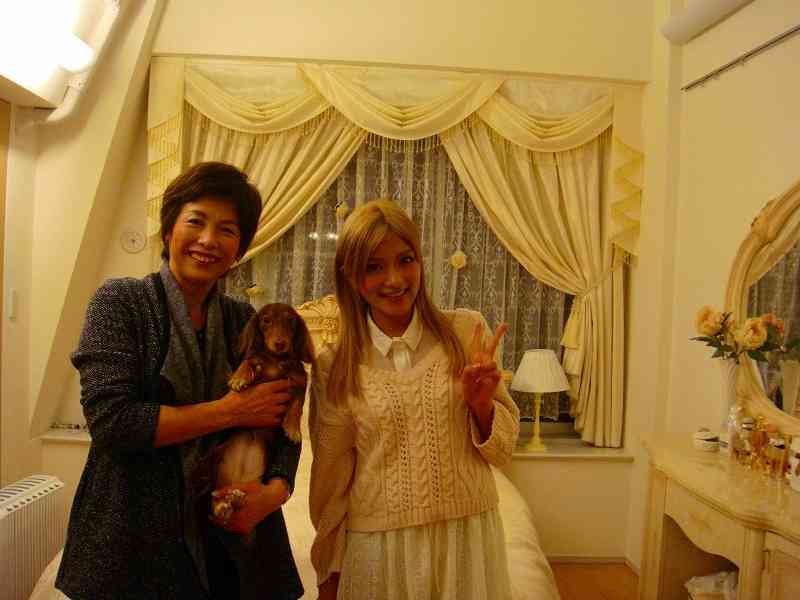 ローラの父親逮捕、海外療養費“詐欺”の疑い