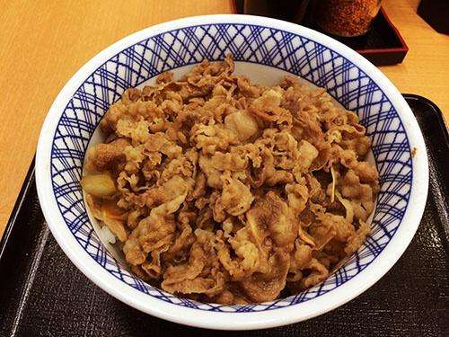 松屋のプレミアム牛めしを食べた人達から「吉野家の牛丼に似ている」という感想 – ガジェット通信