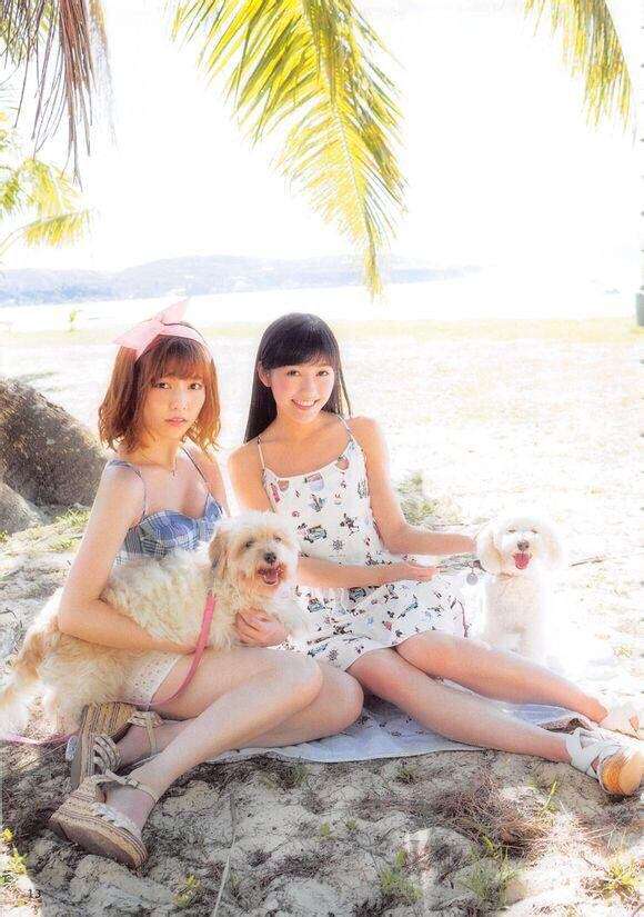 AKB48島崎遥香、写真集で“犬コスプレ”披露　AKBが水着姿で犬と熱いたわむれ