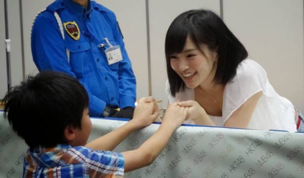 AKB48握手会、警備体制強化して再開