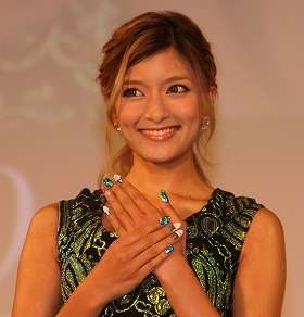 「ローラに罪はない！」「元気な笑顔見たいよ」　父親逮捕にファンからローラ擁護の声多数 （J-CASTニュース） - Yahoo!ニュース