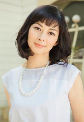 伊東美咲、700万円高級外車で…愛娘の幼稚園は「月謝18万円」