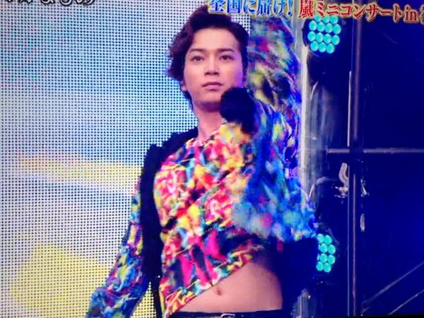 音楽のちからで松本潤が腹チラ→昔と比べてポッコリしていると話題に