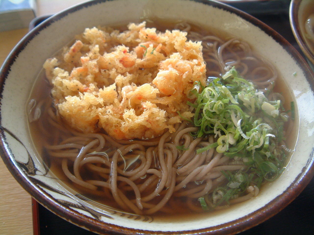 立ち食いそばの正体は蕎麦じゃなくて“茶色いうどん”だった事が判明！