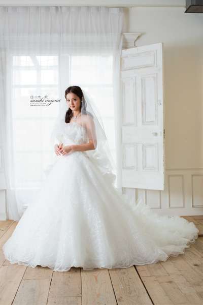 自身がプロデュースしたウエディングドレス姿の佐々木希、可愛すぎてドレスが霞んでる件