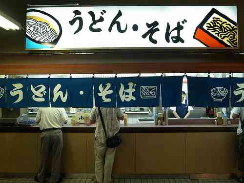 立ち食いそばの正体は蕎麦じゃなくて“茶色いうどん”だった事が判明！