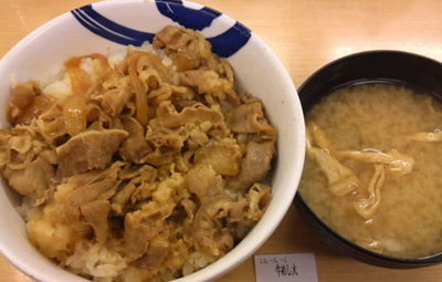 松屋の店員らしき人物が激怒「90円も値上げしたら絶対客はなれる」「頭下げて謝るのは現場の人間なんだぞ(怒)」