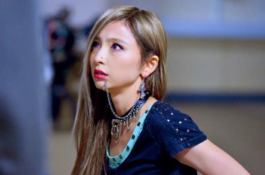 篠田麻里子、金髪不良娘に大変身！口と耳つなぐチェーン「もっとハードでも良かった」